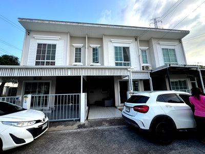 เช่าทาวน์โฮม ชลบุรี : ให้เช่าทาวน์โฮม ม.เสนาวีว่า (เจซิตี้ ) อัสสัมชัญ ศรีราชา