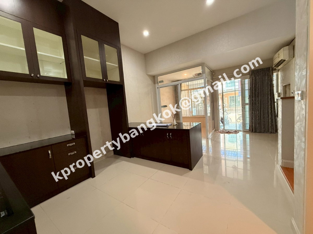 รูป ขายทาวน์โฮม 3.5 ชั้น The Metro Rama 9 ใกล้รถไฟฟ้า ใกล้มอเตอร์เวย์ 200 ตร.ม. ราคา 3.99 ล้าน - รูปที่ 11/32