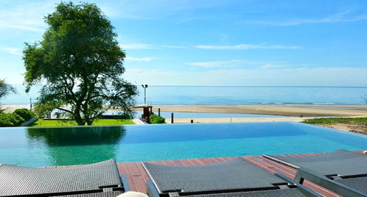 🌊 The Ultimate Penthouse View! Top Floor (15th) at The Blue Sapphire – Stunning 180° Sea View