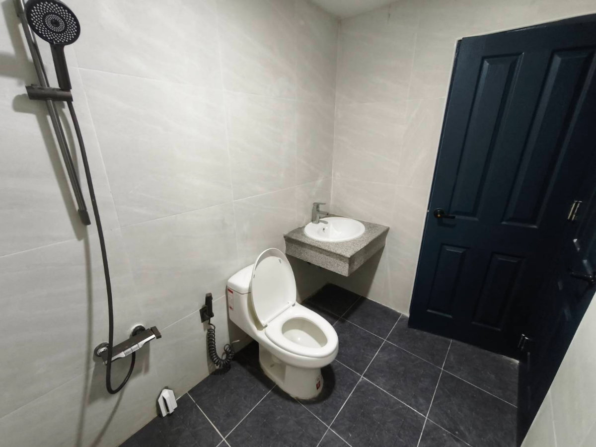 รูป ขาย เช่า บ้าน 3 ชั้น รีโนเวทใหม่ทั้งหลัง พร้อมอยู่  หมู่บ้านธนะสิน 9 นวมินทร์ 86 กรุงเทพฯ - รูปที่ 16/17