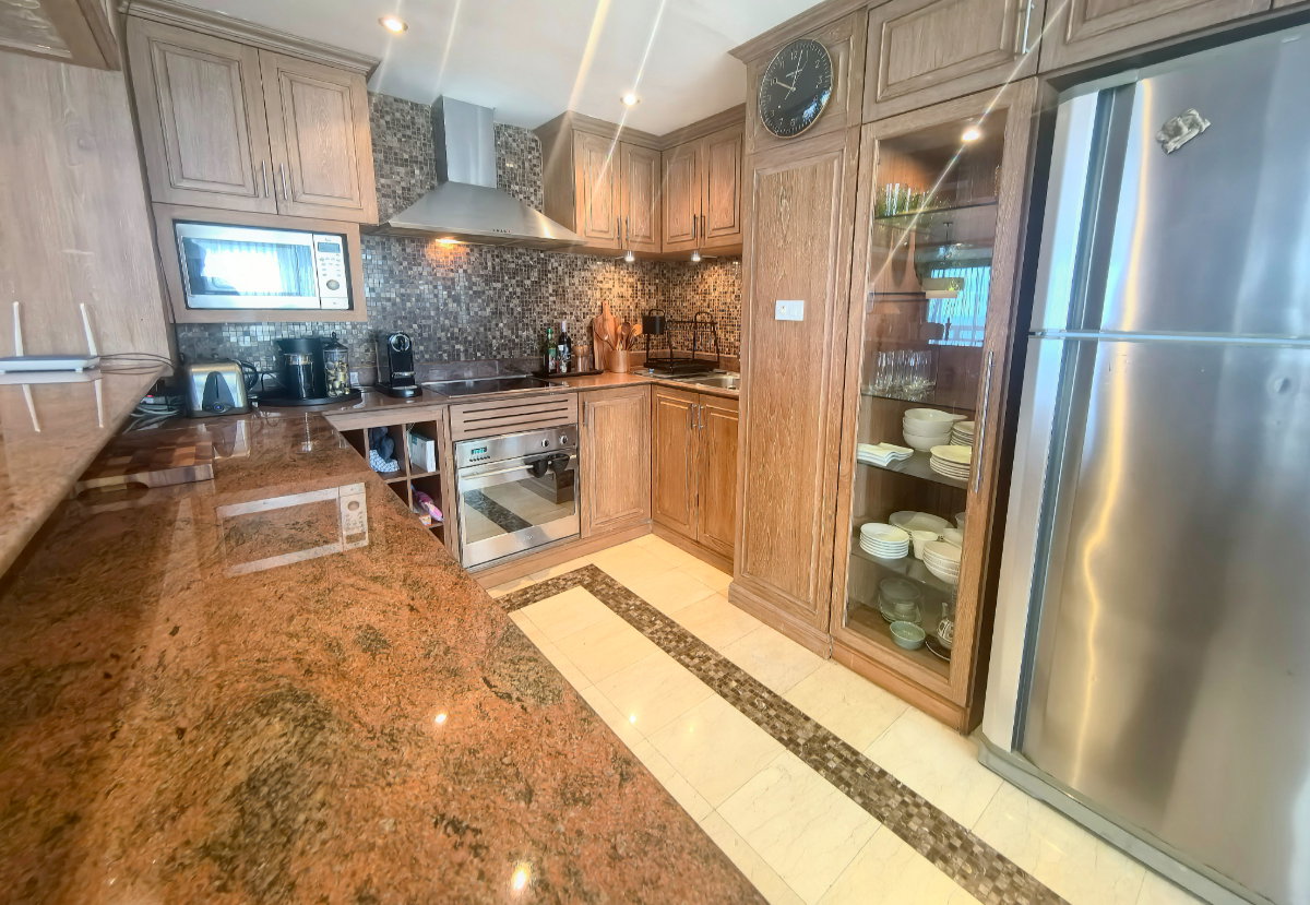 picture Luxurious unit right in beach-front! - 6/36