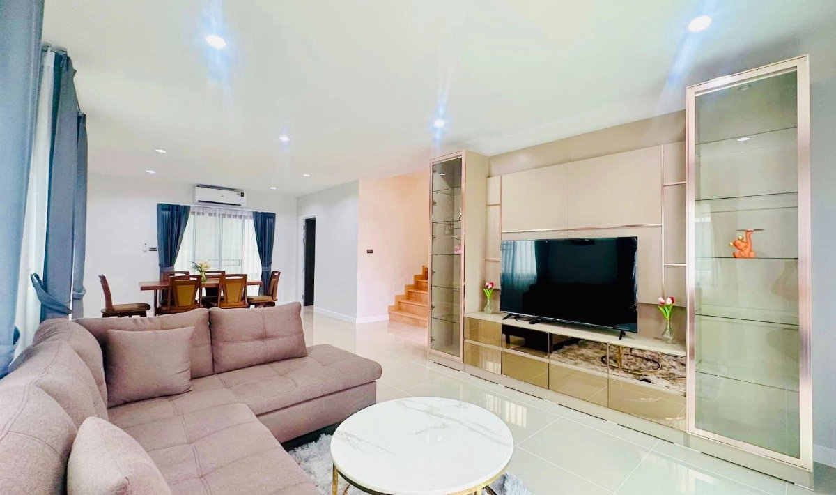 รูป ให้เช่า บ้านกาญจน์กนก12 เฟส 3 บ้านสวยตกแต่งน่าอยู่ เฟอร์นิเจอร์ครบ พร้อมอยู่  ใกล้โรงเรียนUNITY CONCORD เดินทางสะดวก -RW007804 - รูปที่ 3/10