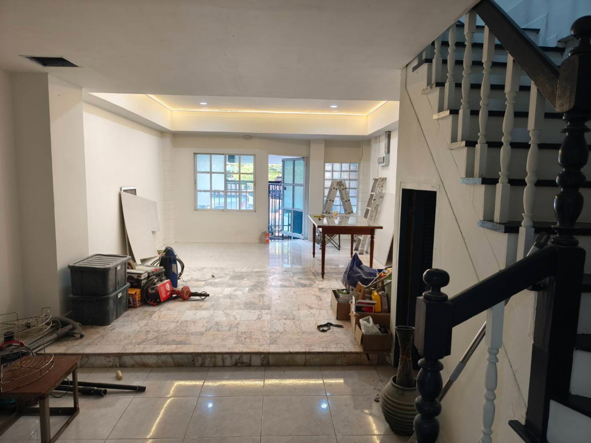 รูป ขาย เช่า บ้าน 3 ชั้น รีโนเวทใหม่ทั้งหลัง พร้อมอยู่  หมู่บ้านธนะสิน 9 นวมินทร์ 86 กรุงเทพฯ - รูปที่ 2/17