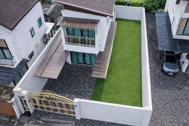 รูป เลียบทางรถไฟ บรมราชชนี ฉิมพลี 4 นอน 4 น้ำ ถ.ชักพระ ใกล้สน.ตลิ่งชัน 500 ม.71ตร.วา. 280 ตร.ม. บ้านเดี่ยว 2.5ชั้น ตลาดน้ำตลิ่งชัน 900ม. - รูปที่ 1/8