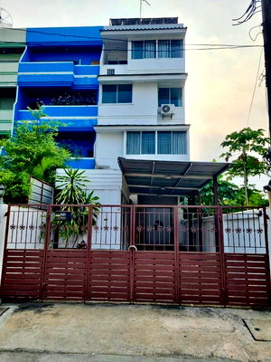 Townhouses for sale Outer Sukhumvit : Corner 4-Storey Townhome for Sale Sukhumvit 71 (Pridi Banomyong) Soi Phatthanawet | Spacious Layout | Prime Central Location. Suitable for investment.