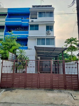 ขายทาวน์โฮม 4 ชั้น หลังมุม สุขุมวิท 71 (ปรีดีพนมยงค์) ซอยพัฒนเวศน์ พื้นที่ขนาดใหญ่ ทำเลใจกลางเมือง เหมาะสำหรับซื้อลงทุน 