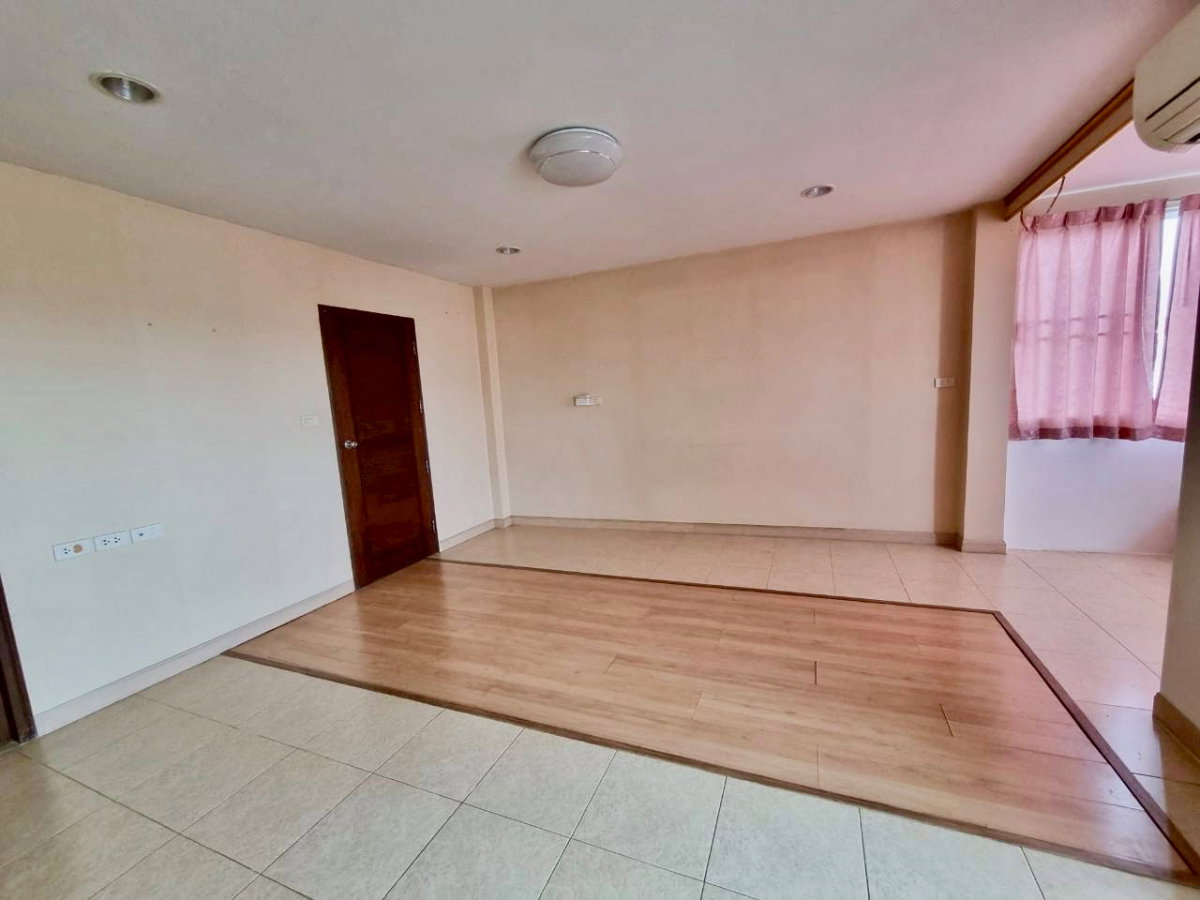 รูป ขายทาวน์โฮม 4 ชั้น หลังมุม สุขุมวิท 71 (ปรีดีพนมยงค์) ซอยพัฒนเวศน์ พื้นที่ขนาดใหญ่ ทำเลใจกลางเมือง เหมาะสำหรับซื้อลงทุน  - รูปที่ 40/45