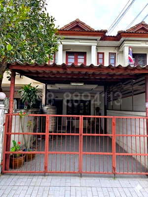 ทาวน์โฮม เขตหนองแขม : ขายทาวน์เฮ้าส์ 2 ชั้น มบ.พุดตาน เพชรเกษม 81 เนื้อที่ 19 ตรว 2นอน 2น้ำ หน้าบ้านต่อเติมที่จอดรถเรียบร้อยแล้ว