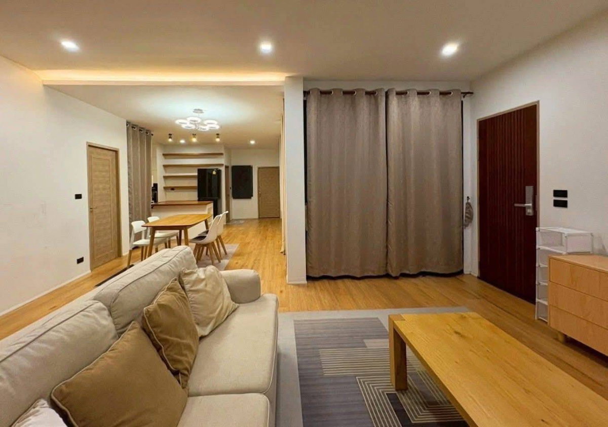 Two-story house for rent, outside of a housing project, 3 bedrooms, 3 bathrooms, pets allowed, near Wiang Kum Kam, Chiang Mai (R952) T.094-651-1456