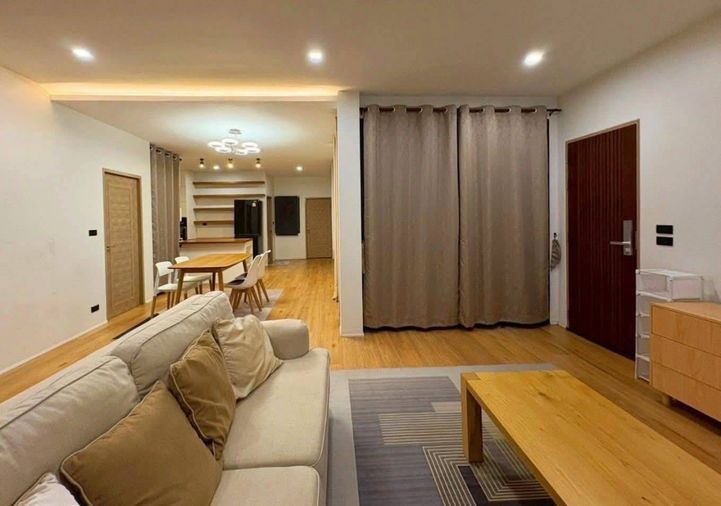 Two-story house for rent, outside of a housing project, 3 bedrooms, 3 bathrooms, pets allowed, near Wiang Kum Kam, Chiang Mai (R952) T.094-651-1456