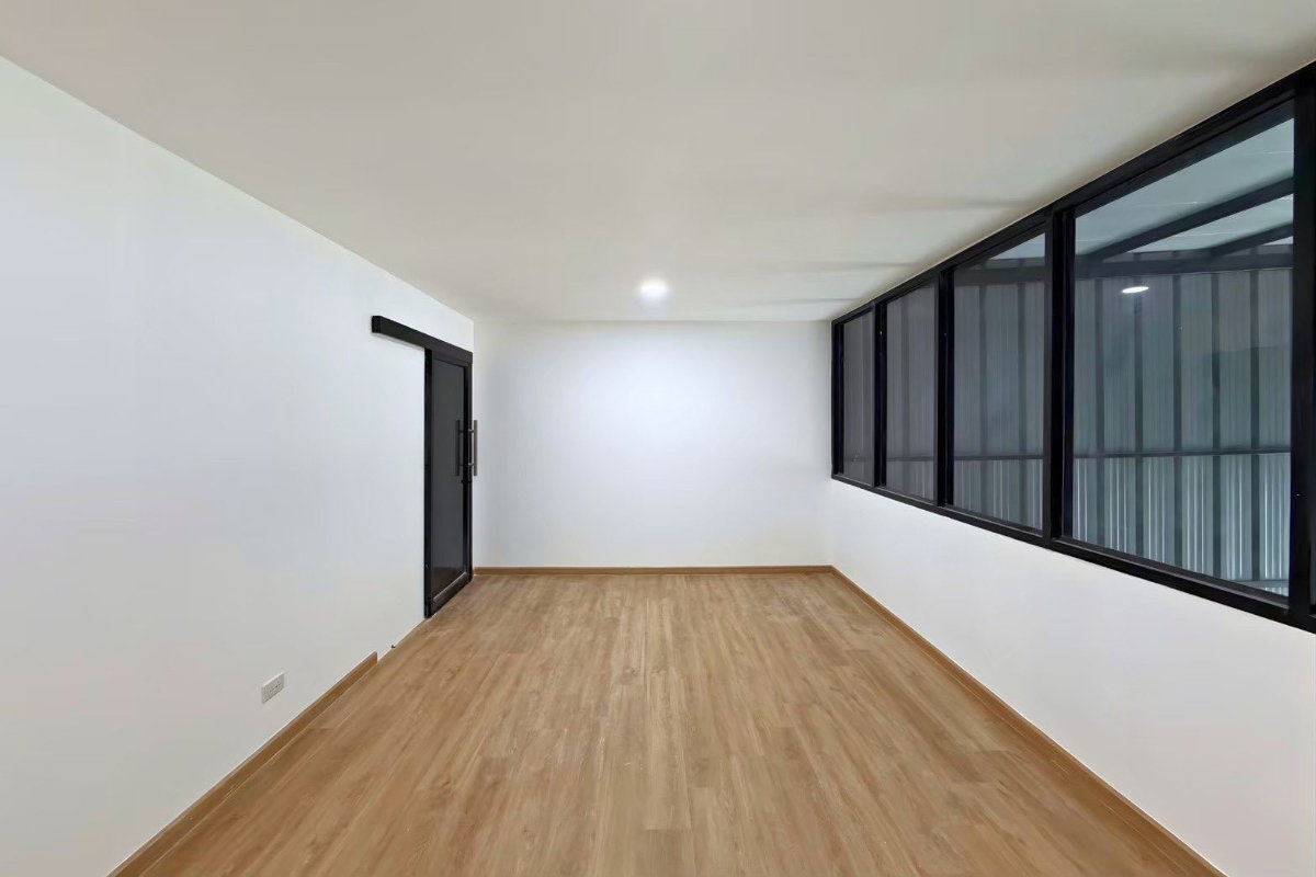 รูป U1419 ให้เช่าโกดังออฟฟิศ พัฒนาการ 25 ขนาด 140 ตารางเมตร มีห้องน้ำในตัว จอดรถได้ 4 คัน ทำเลดีเดินทางสะดวกเข้าออกได้หลายทาง - รูปที่ 3/4