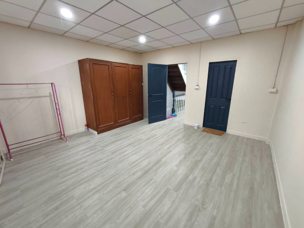 รูป ขาย เช่า บ้าน 3 ชั้น รีโนเวทใหม่ทั้งหลัง พร้อมอยู่  หมู่บ้านธนะสิน 9 นวมินทร์ 86 กรุงเทพฯ - รูปที่ 4/17