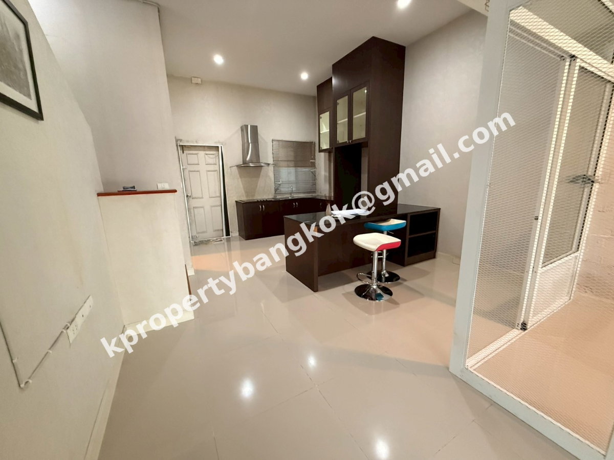 รูป ขายทาวน์โฮม 3.5 ชั้น The Metro Rama 9 ใกล้รถไฟฟ้า ใกล้มอเตอร์เวย์ 200 ตร.ม. ราคา 3.99 ล้าน - รูปที่ 8/32