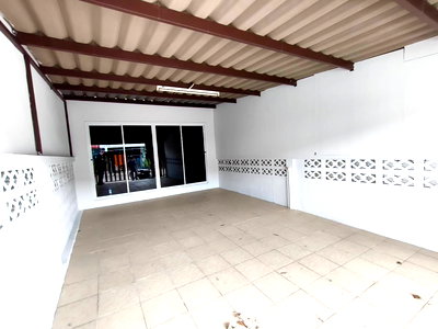 Townhouses for sale Chonburi : House for sale Single-story townhouse on 9 Kilometer Road, near the main road.