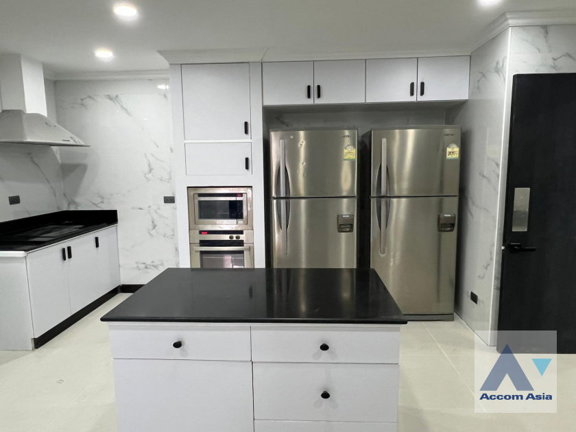 รูป 🔼🔽 AccomA 📩 Modern condo in Sukhumvit with warm tones and airy layout (AA17280) - รูปที่ 11/20