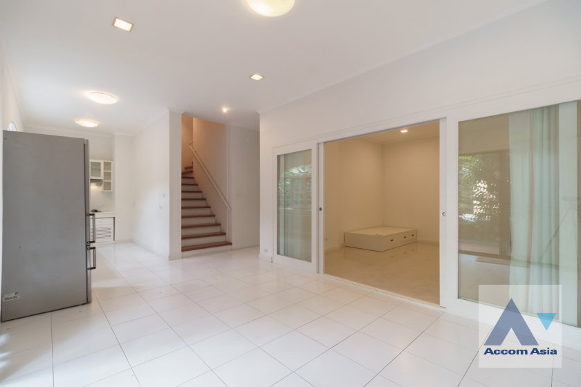 รูป 🔼🔽 AccomA 📩 Spacious 3-story townhouse with lush green space for rent in garden compound with pool (AA16507) - รูปที่ 2/20