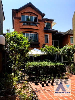 Houses for rent Soi Ekamai (Sukhumvit 63) : 🔼🔽 AccomA 📩 Home Office 4 BR House in Phra Khanong Nuea (AA39609)