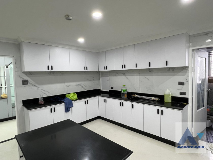 รูป 🔼🔽 AccomA 📩 Modern condo in Sukhumvit with warm tones and airy layout (AA17280) - รูปที่ 8/20