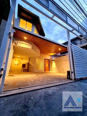Townhouses for rent Outer Sukhumvit : 🔼🔽 AccomA 📩  3 BR Townhouse in Phra Khanong Nuea (AA30404)
