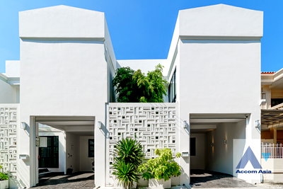 Houses for rent Soi Ekamai (Sukhumvit 63) : 🔼🔽 AccomA 📩 Bright Modern Home Fully Furnished, Pet Friendly with Cozy Design ( AA42228 )