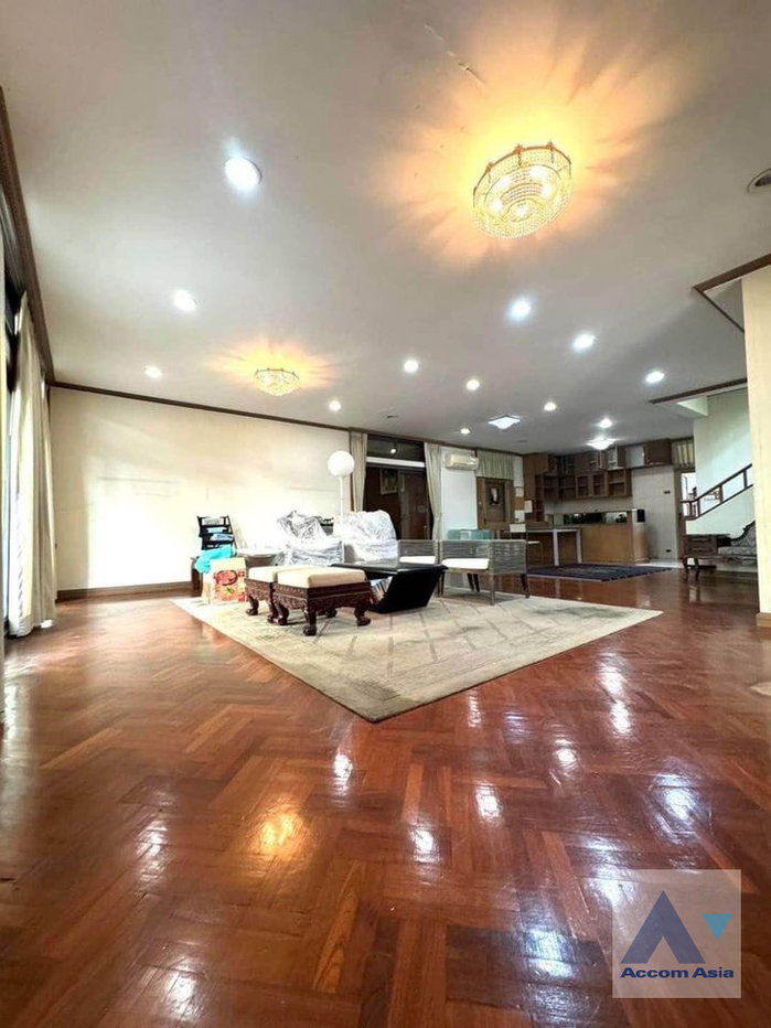 picture 🔼🔽 AccomA 📩 Split-Level Modern-Vintage Home with Lawn and Mature Trees (AA42371) - 8/20