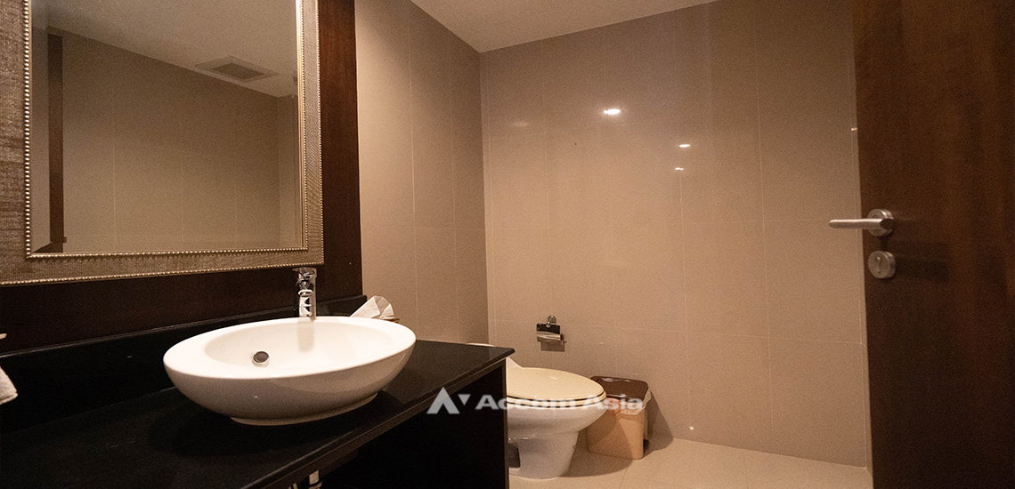 รูป 🔼🔽 AccomA 📩 Condo with a spacious balcony offering open city views. - รูปที่ 12/17