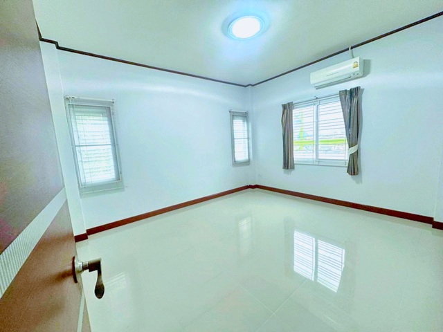 รูป บ้านเดี่ยวหรู 2 ชั้น 3 นอน 100 ตร. หลังมุม สภาพสวย ศรีราชาะนิคมอุตสาหกรรม ใกล้ เจพาร์ค ศรีราชา 500 ม. ว. 300 ตร.ม. - รูปที่ 6/8