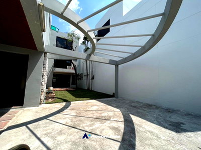 Houses for rent Soi Thonglor (Sukhumvit 55) : 🔼🔽 AccomA 📩 Elegant living with garden space in Sukhumvit (AA26732)