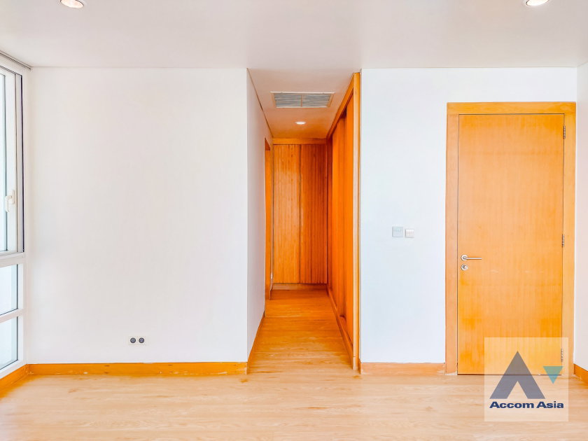 รูป 🔼🔽 AccomA 📩 Airy modern house in Sathorn with poolside terrace and loft-style stairs (AA35940) - รูปที่ 10/20