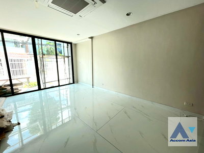 Townhouses for rent Bangkok : 🔼🔽 AccomA 📩 Pet friendly,Common Pool,Newly renovated 4 BR Townhouse @KLANG Nivas (AA43546)