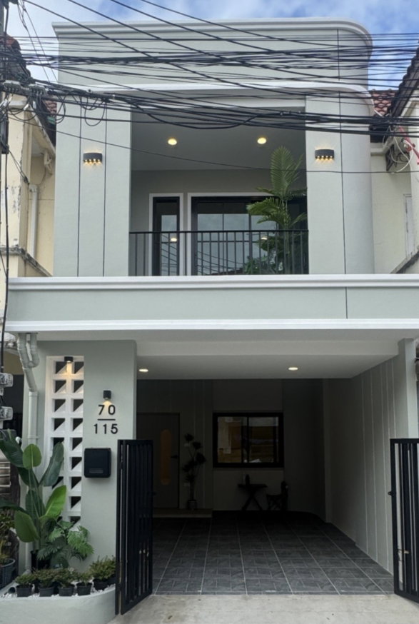 รูป ทาวเฮ้าส์ 2 ชั้น หมู่บ้านเลิศอุบล ขนาด16 ตรว. รามอินทรา65 รีโนเวทใหม่ - รูปที่ 1/14