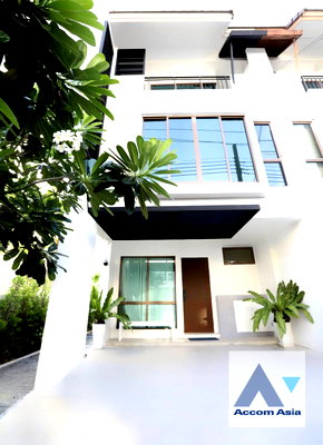 Townhouses for rent BTS Punnawithi : 🔼🔽 AccomA 📩 Pet friendly 3 BR Townhouse @The Private Sukhumvit-Bangchak (AA18582)