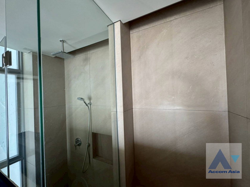 รูป 🔼🔽 AccomA 📩 Fully-furnished city condo in Sathorn with separate kitchen and skyline views(AA43463) - รูปที่ 10/11