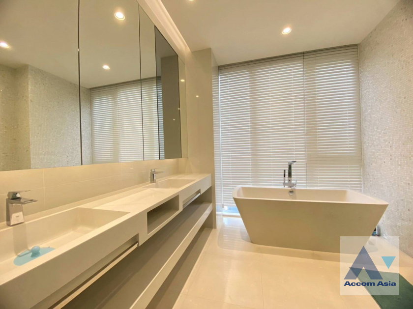 รูป 🔼🔽 AccomA 📩  Elegant condominium with soft interiors and skyline views in Sukhumvit (AA43540) - รูปที่ 16/19