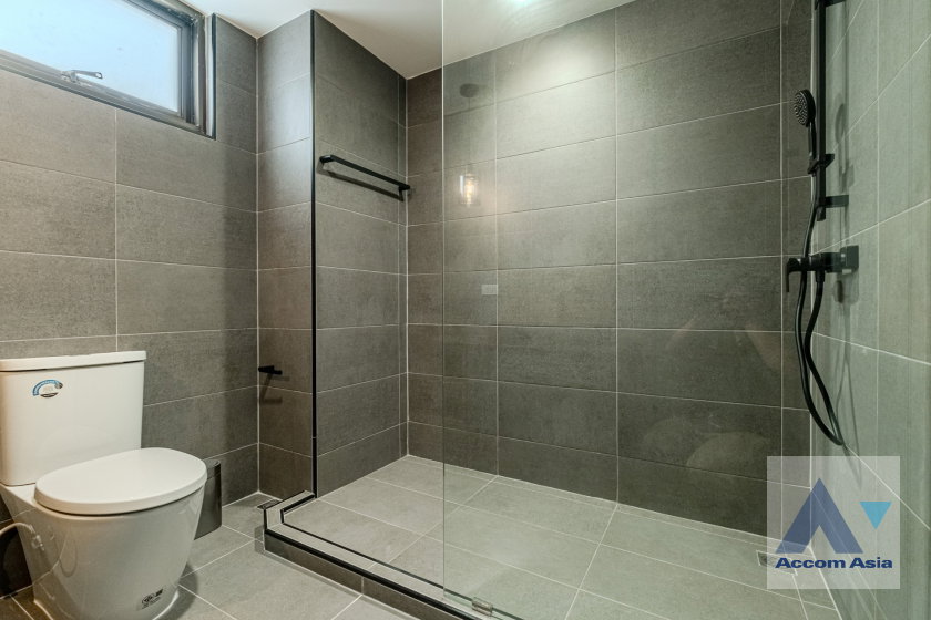 รูป 🔼🔽 AccomA 📩 Gorgeous white-tone condo with classic charm and full built-ins (24253) - รูปที่ 15/18