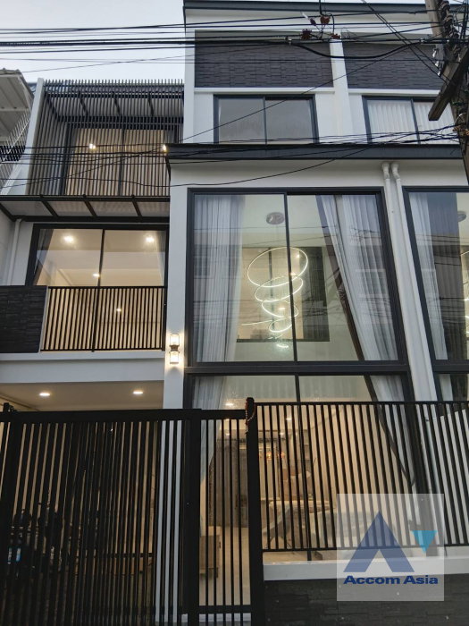 รูป 🔼🔽 AccomA 📩 Elegant townhouse with natural light and modern layout (AA42421) - รูปที่ 1/20