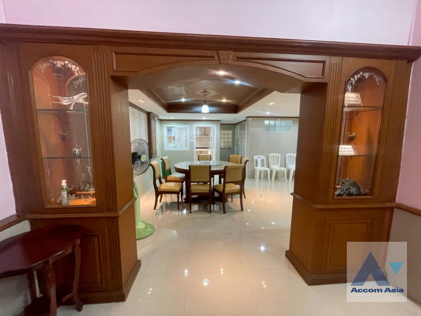 รูป 🔼🔽 AccomA 📩 Warm and Timeless Home with Rich Wood Interior in Sathorn (AA18380) - รูปที่ 5/20