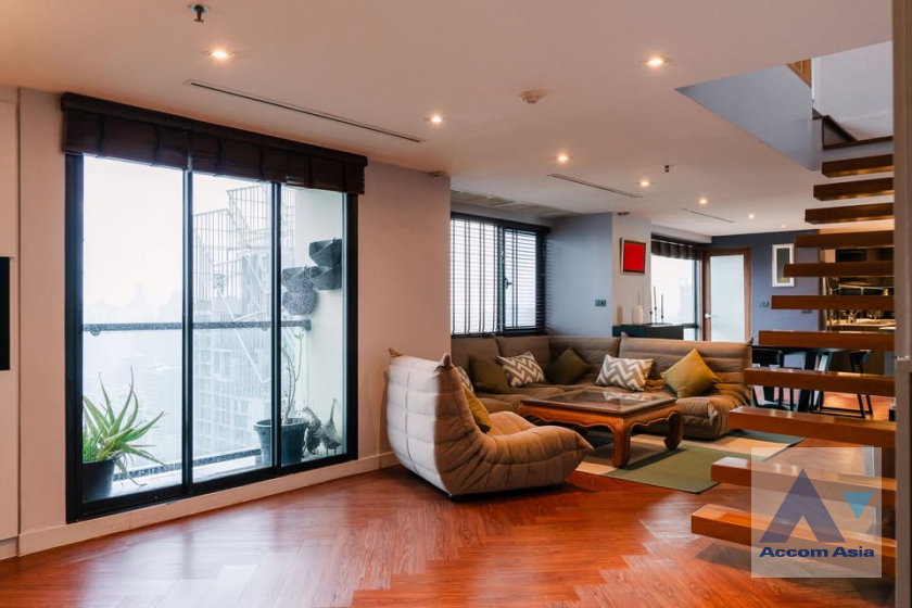 picture 🔼🔽 AccomA 📩 Stylish condominium with wood stairs and city charm (AA37442) - 2/20