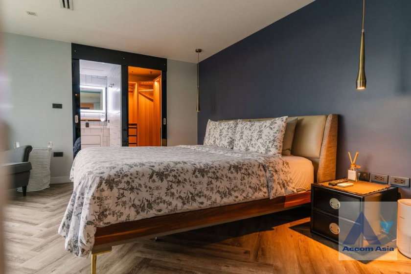 picture 🔼🔽 AccomA 📩 Stylish condominium with wood stairs and city charm (AA37442) - 20/20