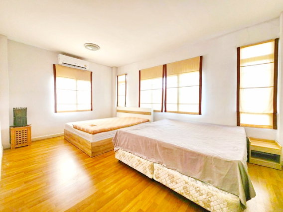 รูป คฤหาสน์ บ้านเดี่ยวให้เช่า 3นอน โรงเรียนสาธิตพัฒนา 700ม. ซาฟารีเวิลด์ 900ม. 3น้ำ. 70 ตร.ว. 280 ตร.ม. 2ชั้น เฟอร์นิเจอร์ครบ 5แอร์ทั้งหลัง - รูปที่ 5/8