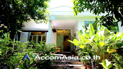 Houses for rent BTS Mo Chit : 🔼🔽 AccomA 📩 Private Swimming Pool,Home Office 3 BR House in Thung Phaya Thai (AA10988)
