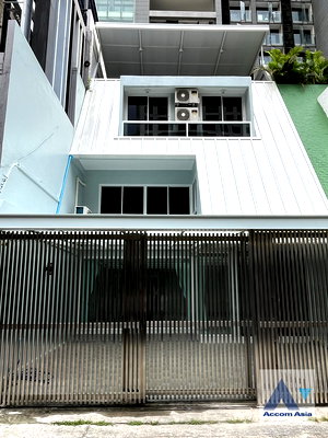เช่าทาวน์โฮม กรุงเทพมหานคร : 🔼🔽 AccomA 📩 Home Office 4 BR Townhouse in Khlong Toei Nuea (AA37501)