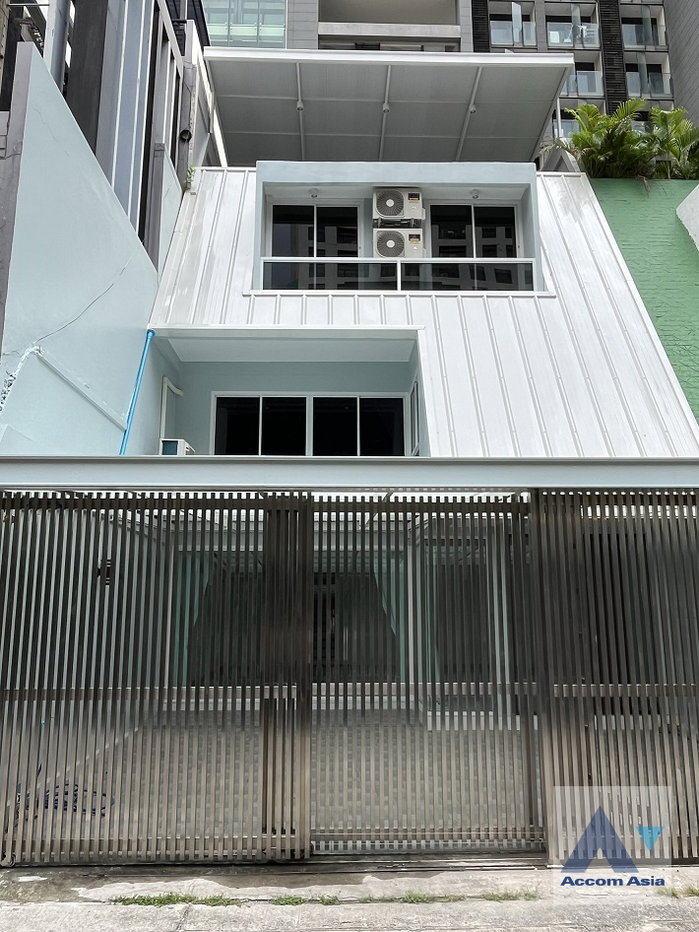 picture 🔼🔽 AccomA 📩 Home Office 4 BR Townhouse in Khlong Toei Nuea (AA37501) - 1/20