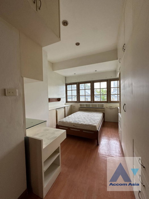 picture 🔼🔽 AccomA 📩 Unique house with vaulted ceiling and classic wood accents (13001642) - 8/11