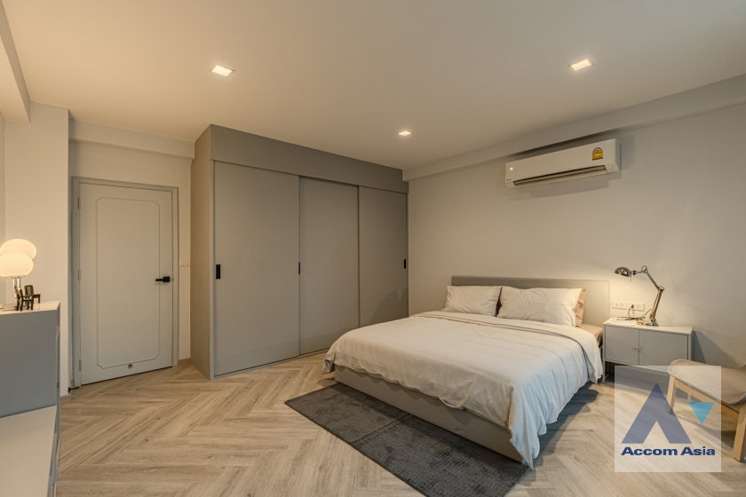 รูป 🔼🔽 AccomA 📩 Gorgeous white-tone condo with classic charm and full built-ins (24253) - รูปที่ 13/18