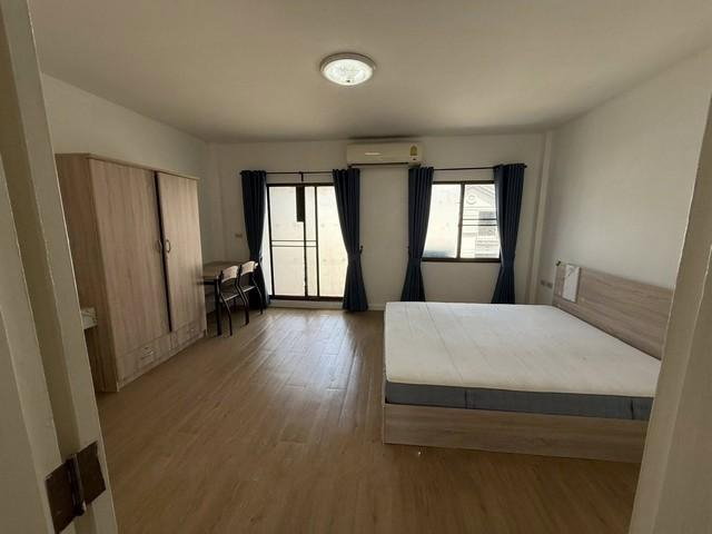 รูป MTR39 จอดรถได้สูงสุด 5 คัน! ให้เช่าบ้านกลางเมือง เหม่งจ๋าย-ลาดพร้าว บ้านเล่นระดับ 3 นอน 3 น้ำ แอร์ครบ พร้อมครัวโปร่งน่าใช้งาน - รูปที่ 4/7