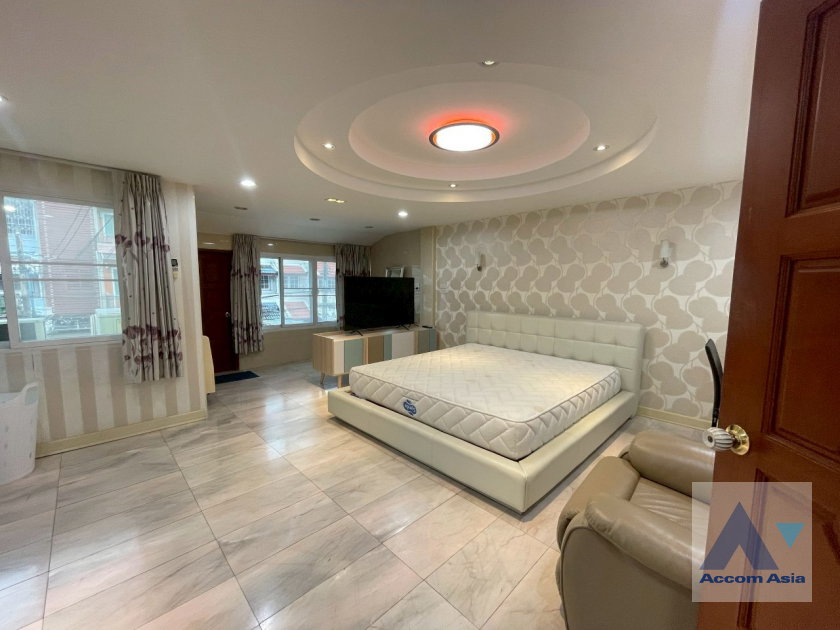 รูป 🔼🔽 AccomA 📩 Warm and Timeless Home with Rich Wood Interior in Sathorn (AA18380) - รูปที่ 11/20