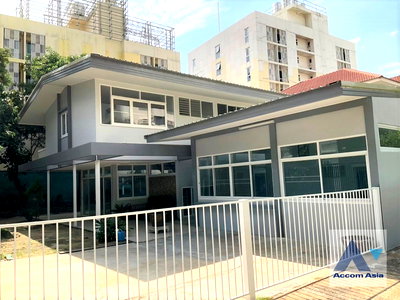 Houses for rent BTS Surasak : 🔼🔽 AccomA 📩  4 BR House in Yan Nawa (AA45190)