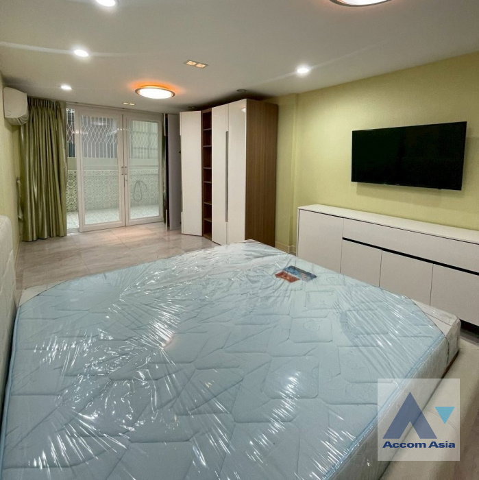 รูป 🔼🔽 AccomA 📩 Warm and Timeless Home with Rich Wood Interior in Sathorn (AA18380) - รูปที่ 16/20