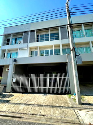Townhouses for rent Bangkok : 3-Storey Townhome For Rent : Noble Cube Pattanakarn Near The Nine Rama 9